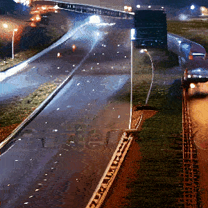 汽车在夜间在高速公路上行驶。